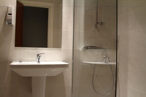 Habitació doble o amb dos llits individuals econòmica (with Shared Bathroom) | Bany | Tovalloles 