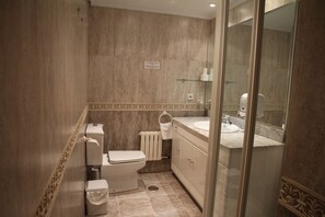 Habitació doble o amb dos llits individuals econòmica (with Private Bathroom) | Roba de llit d'alta qualitat i habitacions insonoritzades 