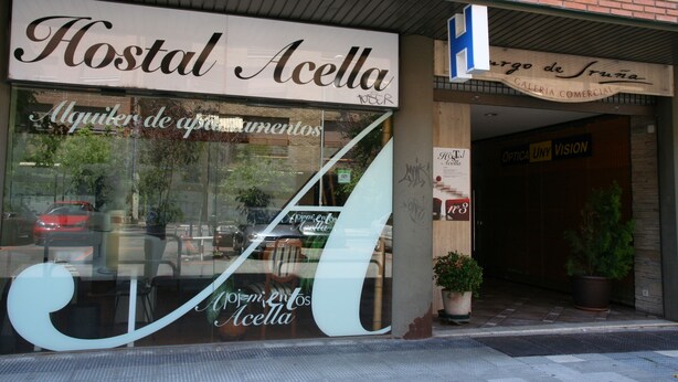 A storefront with a sign reading "Hostal Acella" and "Alquileros de accesorios". - Hostal Acella (Pamplona)