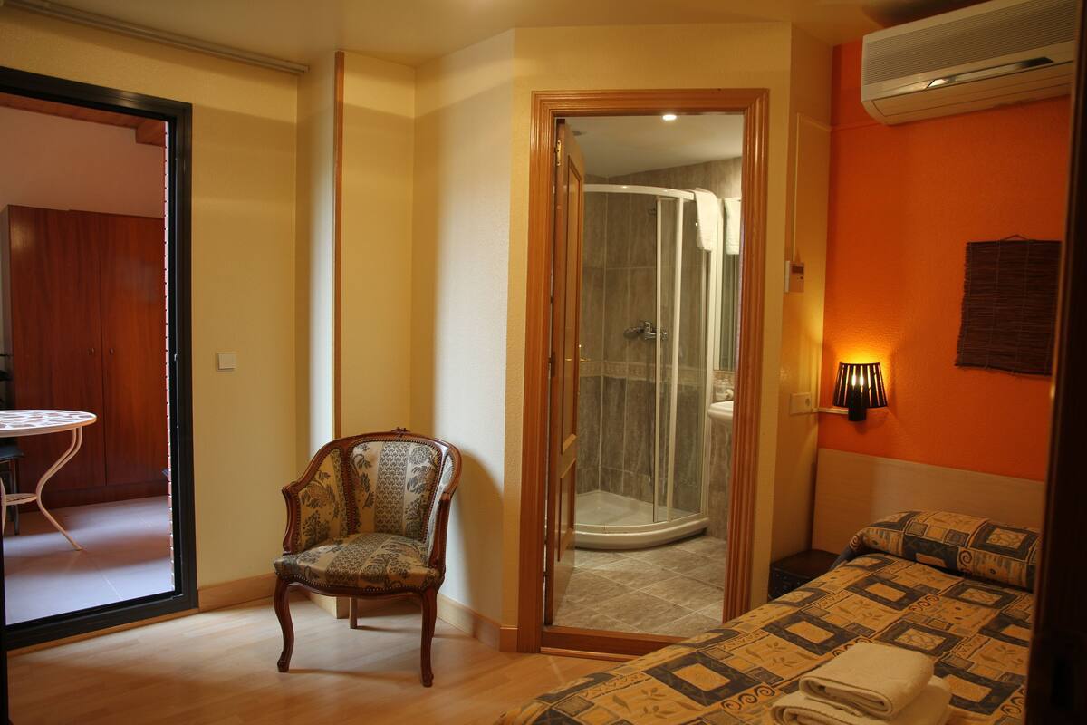Economy Single Room, Private Bathroom