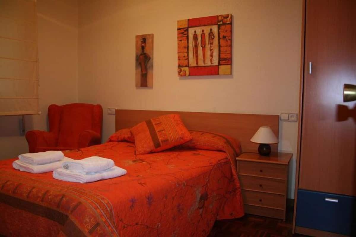 Economy Single Room, Shared Bathroom | Premium bedding, soundproofing, iron/ironing board