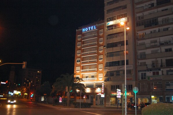 Front of property - evening/night - Hotel Marina Victoria (Algeciras)