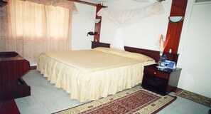 Chambre Deluxe | Coffres-forts dans les chambres, ameublement personnalisé, bureau