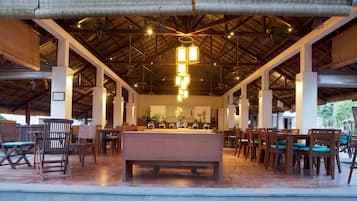 Aperto a colazione, pranzo e cena, con vista sulla spiaggia
