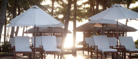 Piscine extérieure, parasols de plage, chaises longues