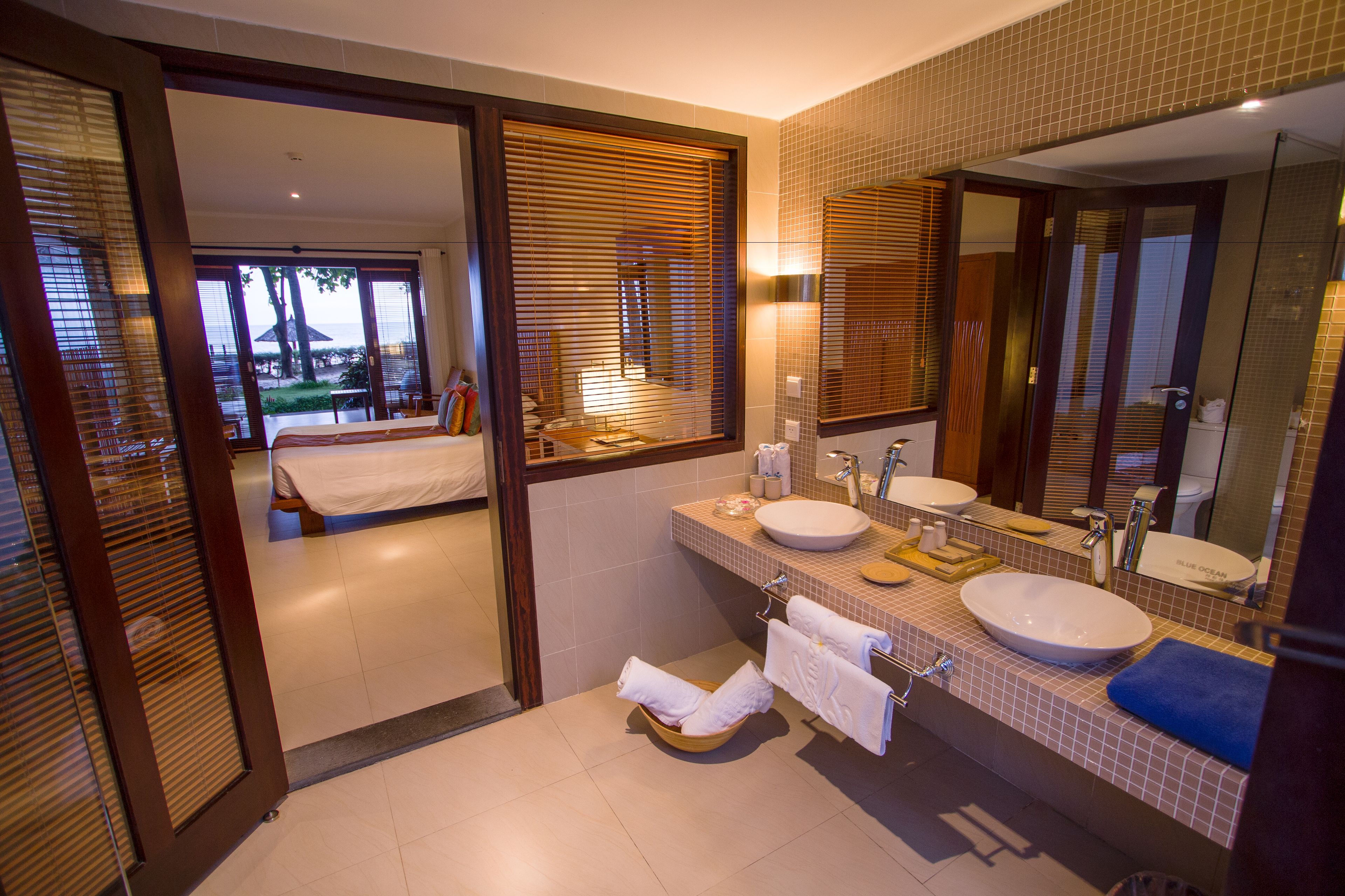 double room, sea view | bathroom | separate bathtub and shower, rainfall showerhead, free toiletries