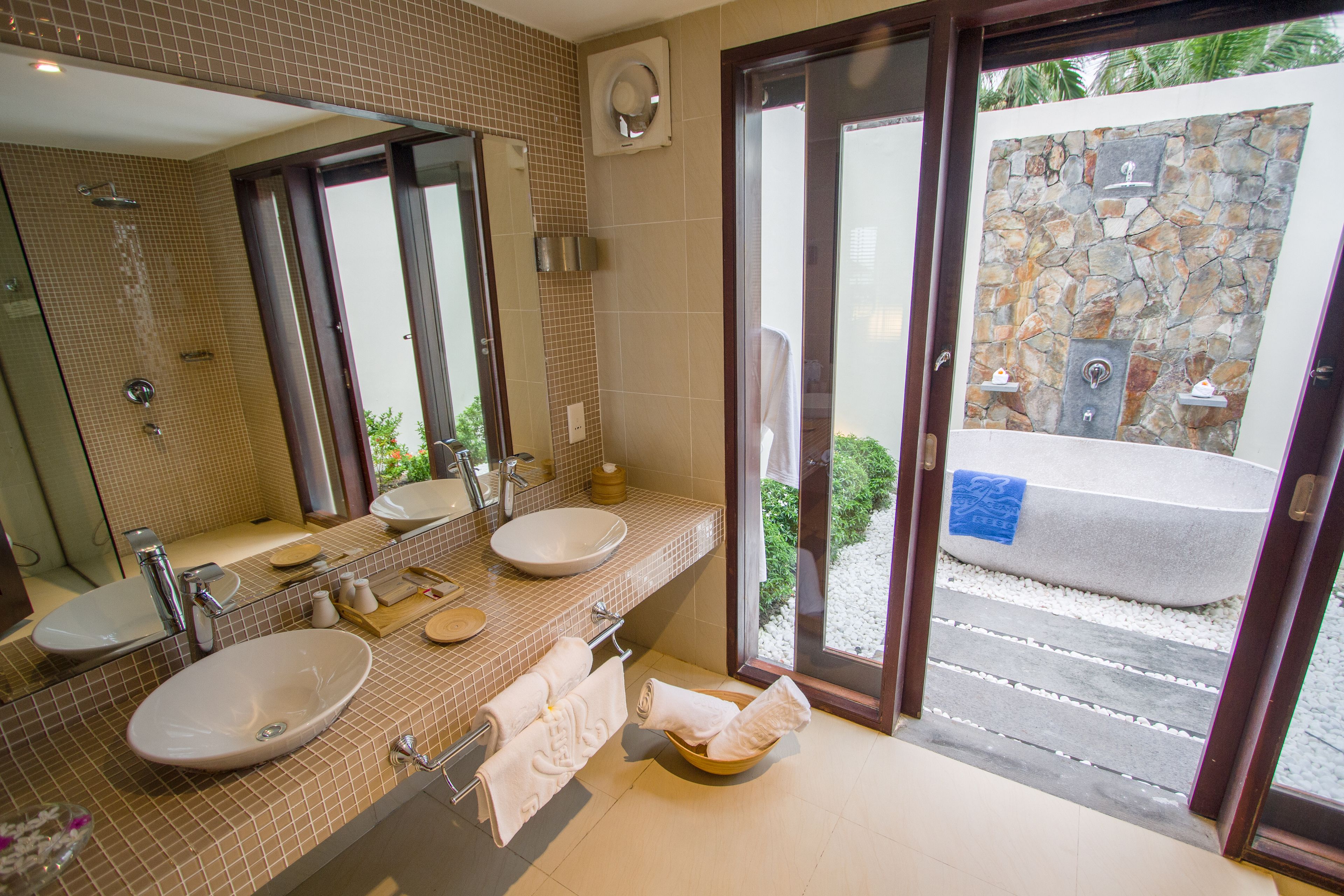 double room, sea view | bathroom | separate bathtub and shower, rainfall showerhead, free toiletries