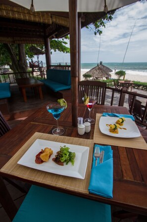 Se sirven desayunos, almuerzos y cenas; con vista a la playa