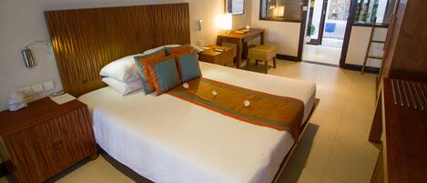 Minibar, vÀrdeförvaringsskÄp pÄ rummet och skrivbord