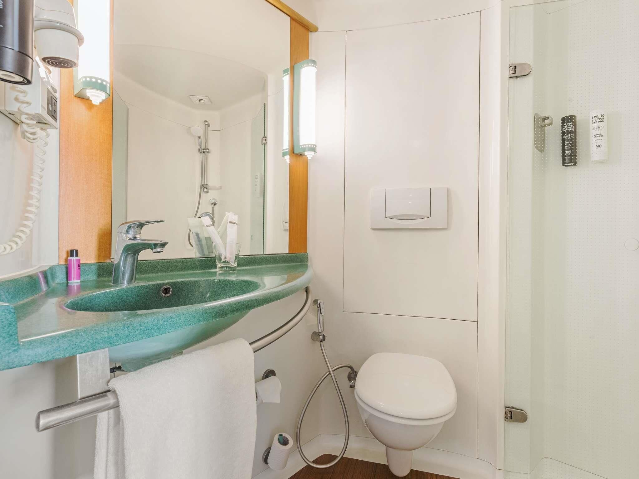 Kamar Standar, 1 Tempat Tidur Queen (Free WiFi) | Brankas, meja kerja, ruang kerja ramah laptop, dan tirai kedap cahaya
