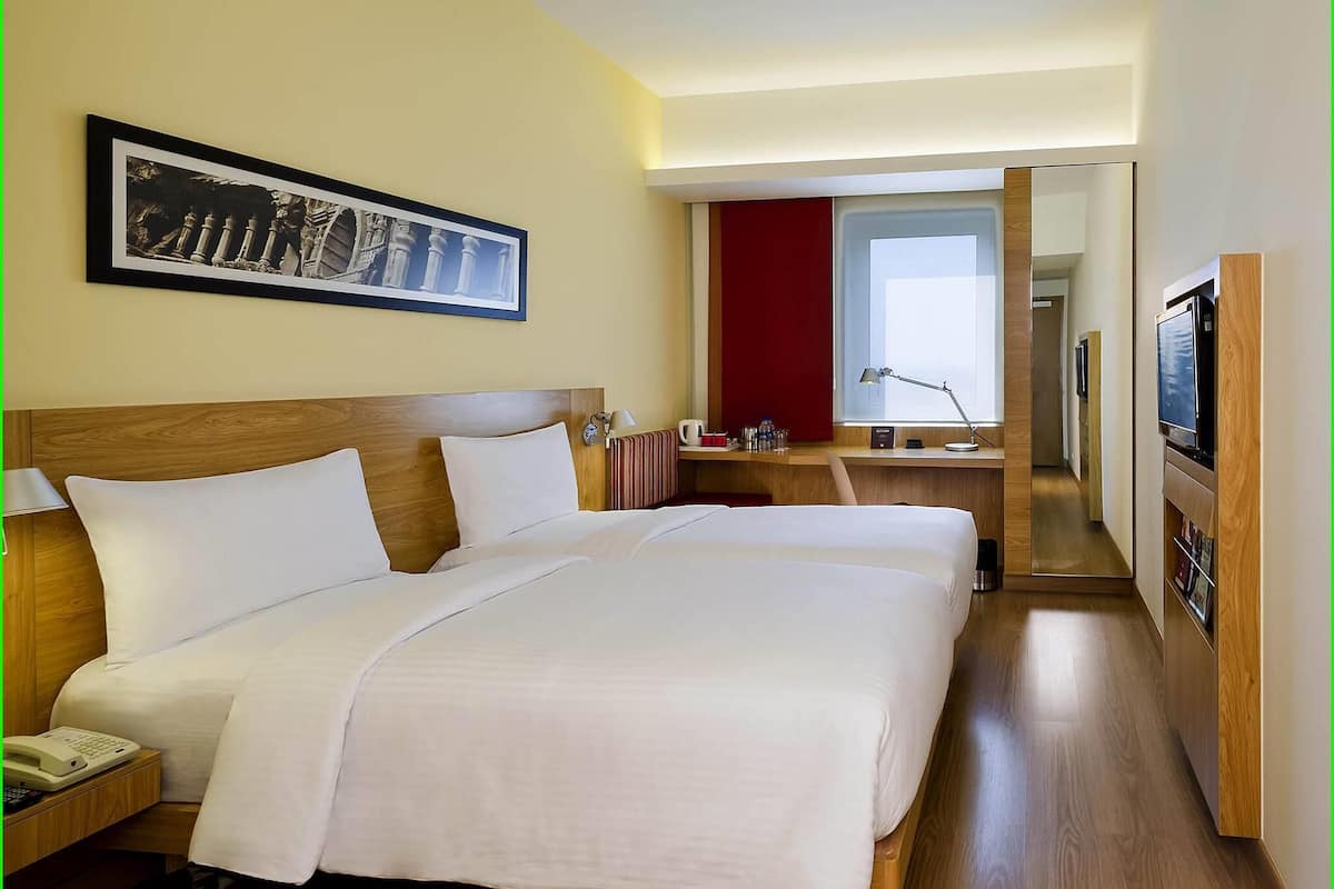 Tomannsrom – standard, 2 enkeltsenger | Safe på rommet, skrivebord og skrivebord for bærbar PC