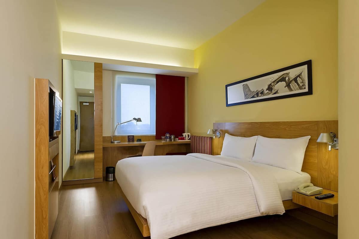 Standard Room, 1 Queen Bed (Free WiFi) | In-room safe, desk, laptop workspace, blackout drapes