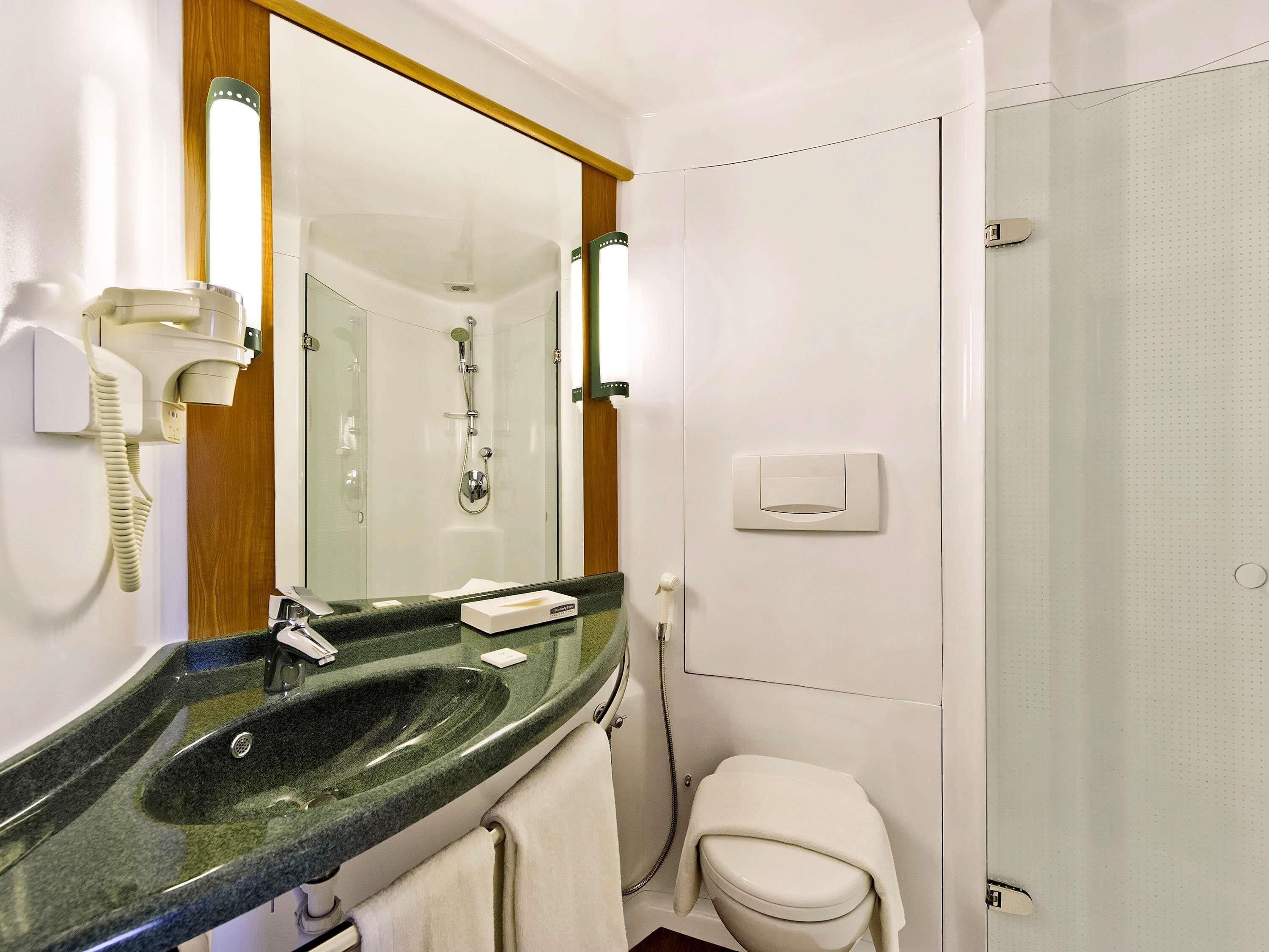 Cofres nos quartos, escrivaninha, espaço de trabalho para notebook