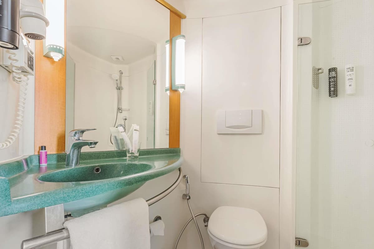 Rom – standard, 1 queensize-seng | Safe på rommet, skrivebord og skrivebord for bærbar PC