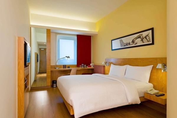 Caja de seguridad en la habitación y escritorio