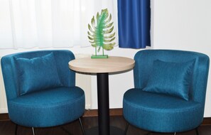 スタンダード ダブルルーム | 低刺激性寝具、デスク、遮光カーテン、ベビーベッド