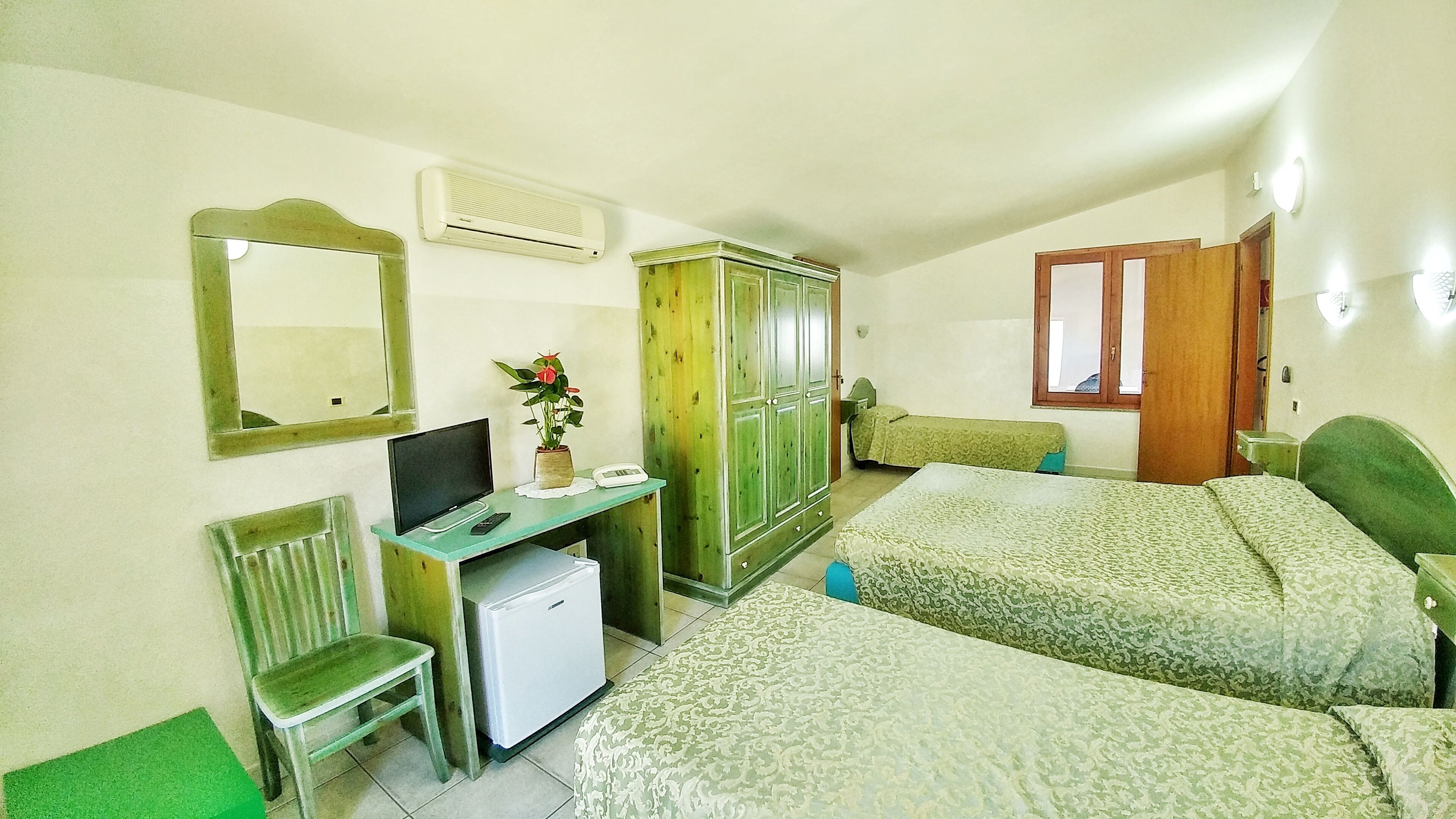 deluxe quadruple room | 1 bedroom, desk, soundproofing, free wifi