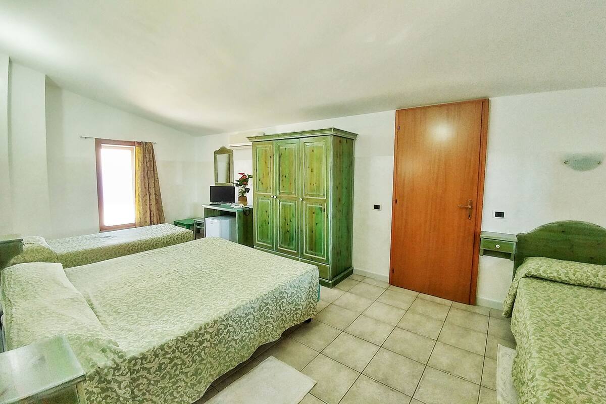 deluxe quadruple room | 1 bedroom, desk, soundproofing, free wifi