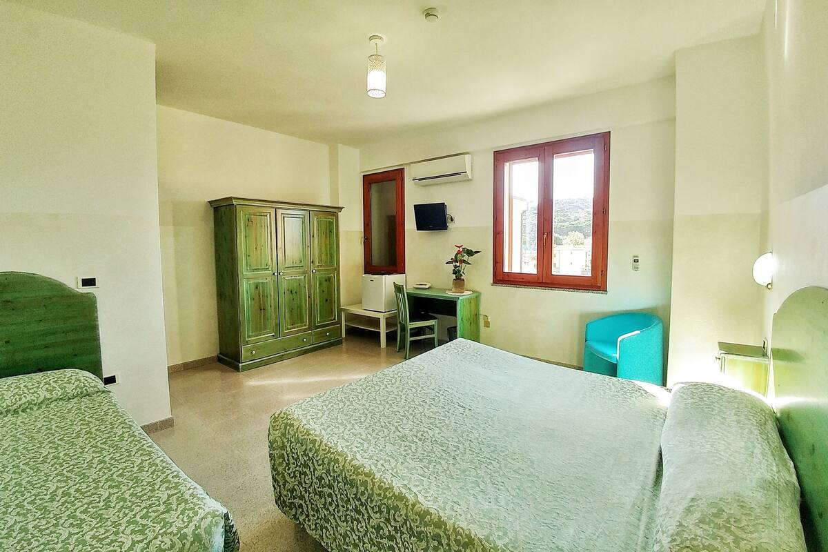 1 bedroom, desk, soundproofing, free wifi