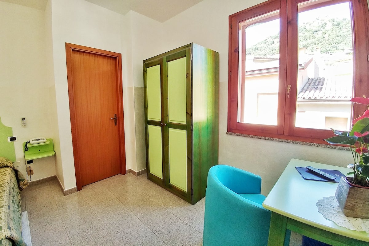 Single Room, City View | Desk, soundproofing, WiFi (free), bed sheets