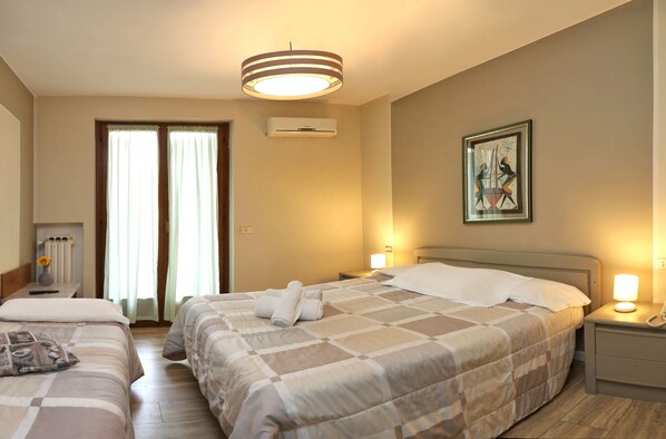 Triple Room | Soundproofing, free WiFi