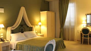 Junior kamer | Een minibar, een kluis op de kamer, een bureau, geluiddichte muren