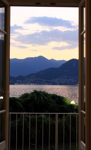 Rom – junior | Minibar, safe på rommet, skrivebord og lydisolert