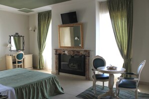 Habitació júnior | Minibar, caixa forta a l'habitació i escriptori 