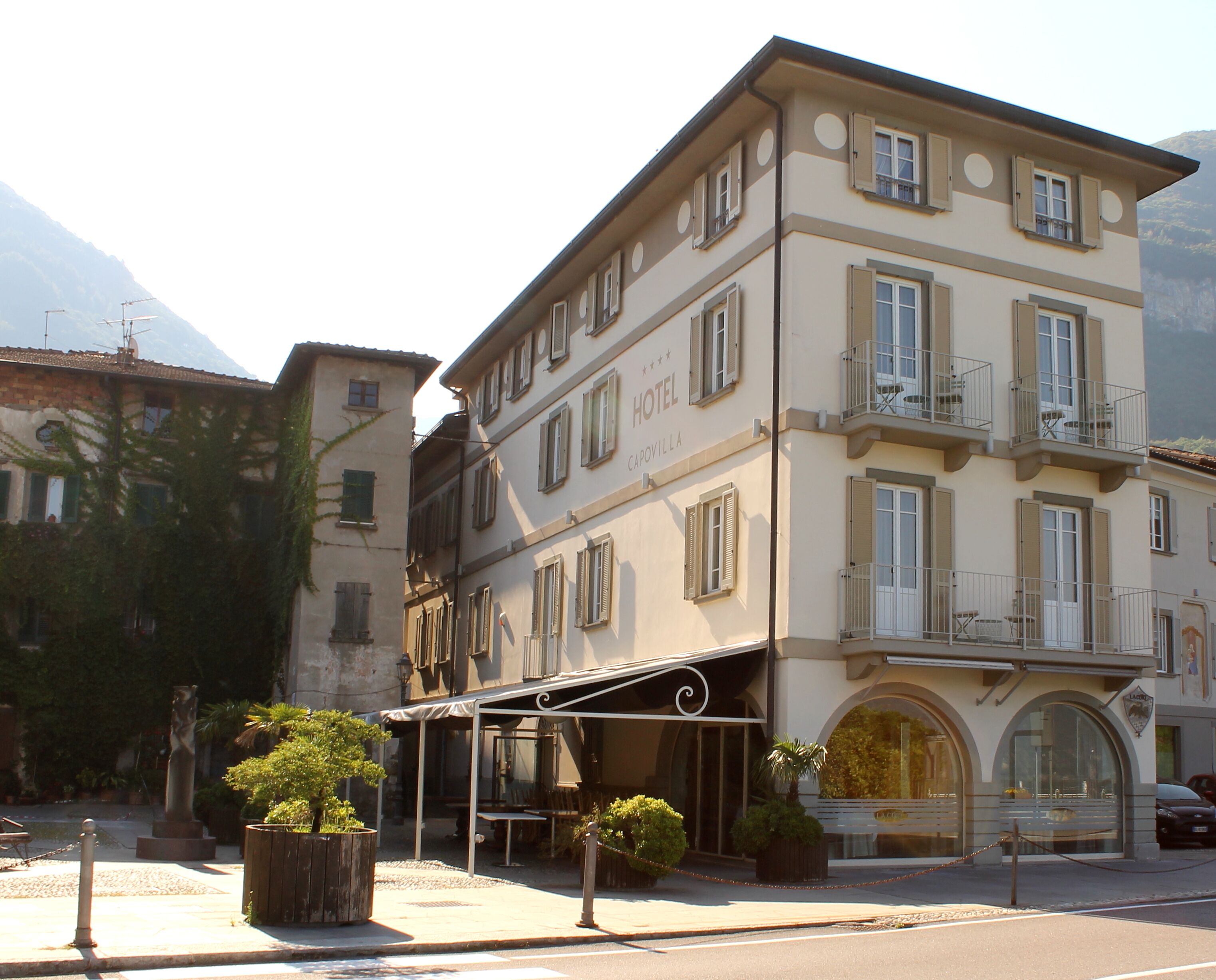 Hotel de estilo arquitectónico clásico, con varios balcones y un área de entrada cubierta.