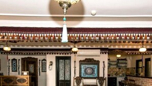 A traditional interior with a central rug, wooden furniture, and a decorative ceiling. - Hotel Nilya - Special Class (Selçuk)