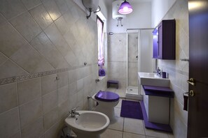 Shower, rainfall showerhead, free toiletries, towels