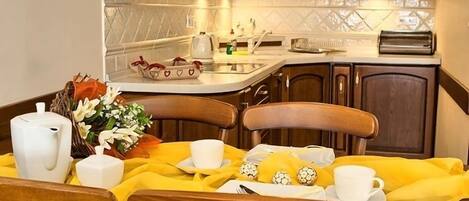 Apartamento standard, 1 quarto, vista para a montanha | Cozinha privada | Geladeira, micro-ondas, cafeteira/chaleira, chaleira elétrica