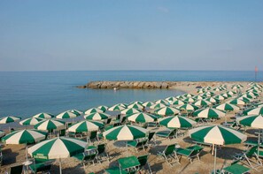 Pantai persendirian berhampiran, kerusi lepak pantai, payung 