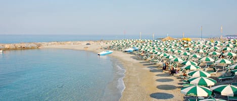 Plage privée à proximité, chaise longue, parasol