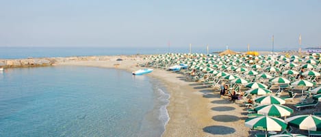 Privéstrand vlakbij, ligstoelen aan het strand, parasols