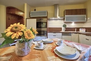 Departamento estándar, 1 habitación, vista a la montaña | Cocina privada | Refrigerador, microondas, parrilla de estufa y cafetera y tetera 