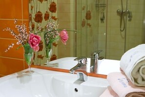 Leilighet – standard, 1 soverom, fjellutsikt | Vask på badet