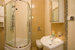 Standard Apartment, 1 Bedroom, Mountain View | Bathroom | Jetted bathtub, towels