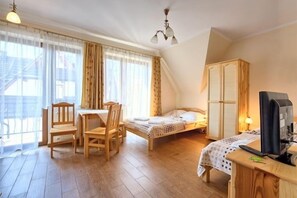 1 bedroom, down comforters, iron/ironing board, free WiFi