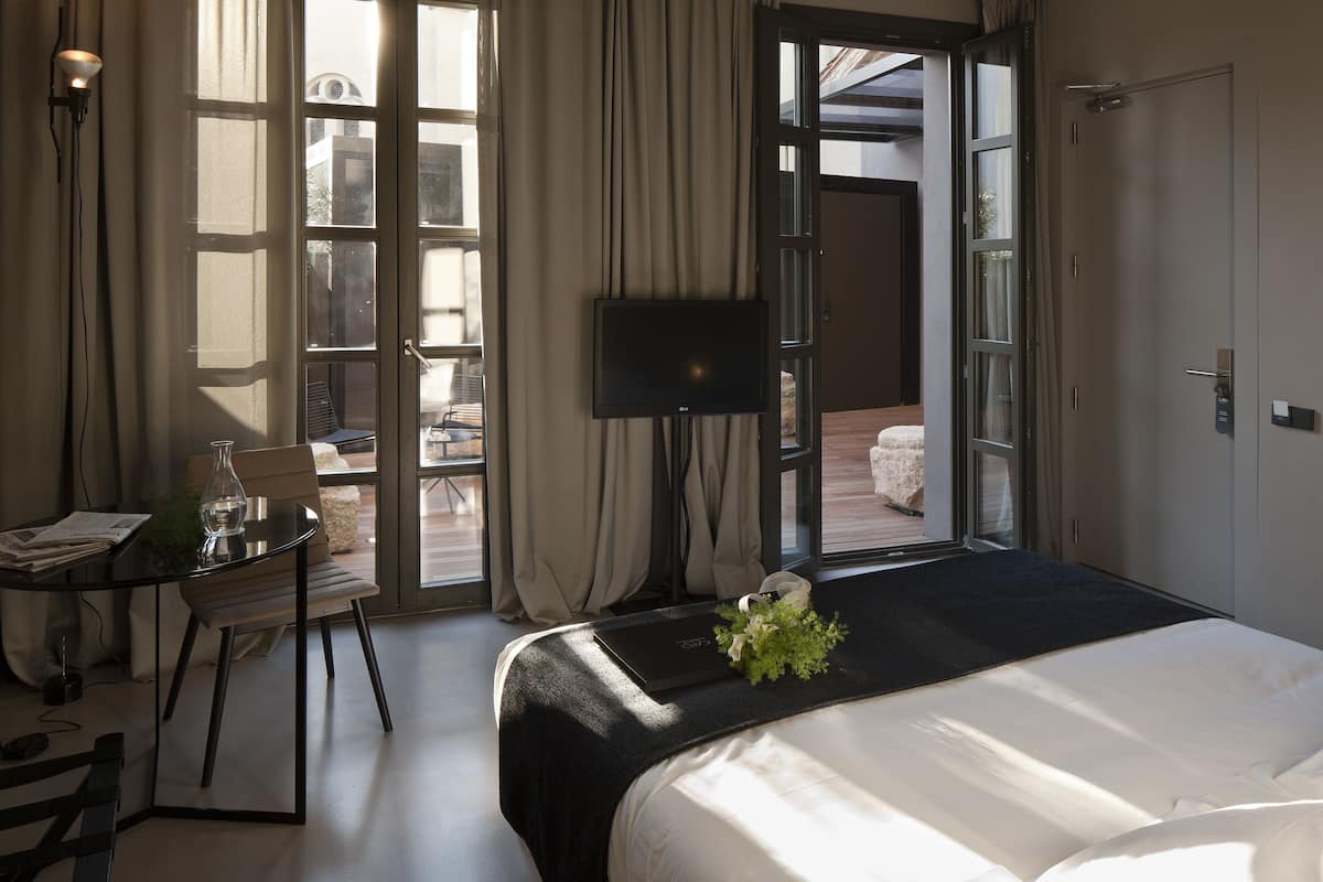 1 bedroom, premium bedding, down duvets, free minibar