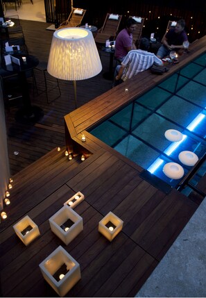 Bar en bord de piscine