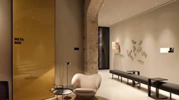 Lobby lounge, alfresco dining, open daily