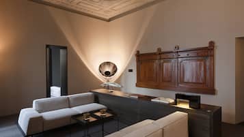 Ein modernes Wohnzimmer mit einer Couch, einem Couchtisch und einem großen Holzkasten.