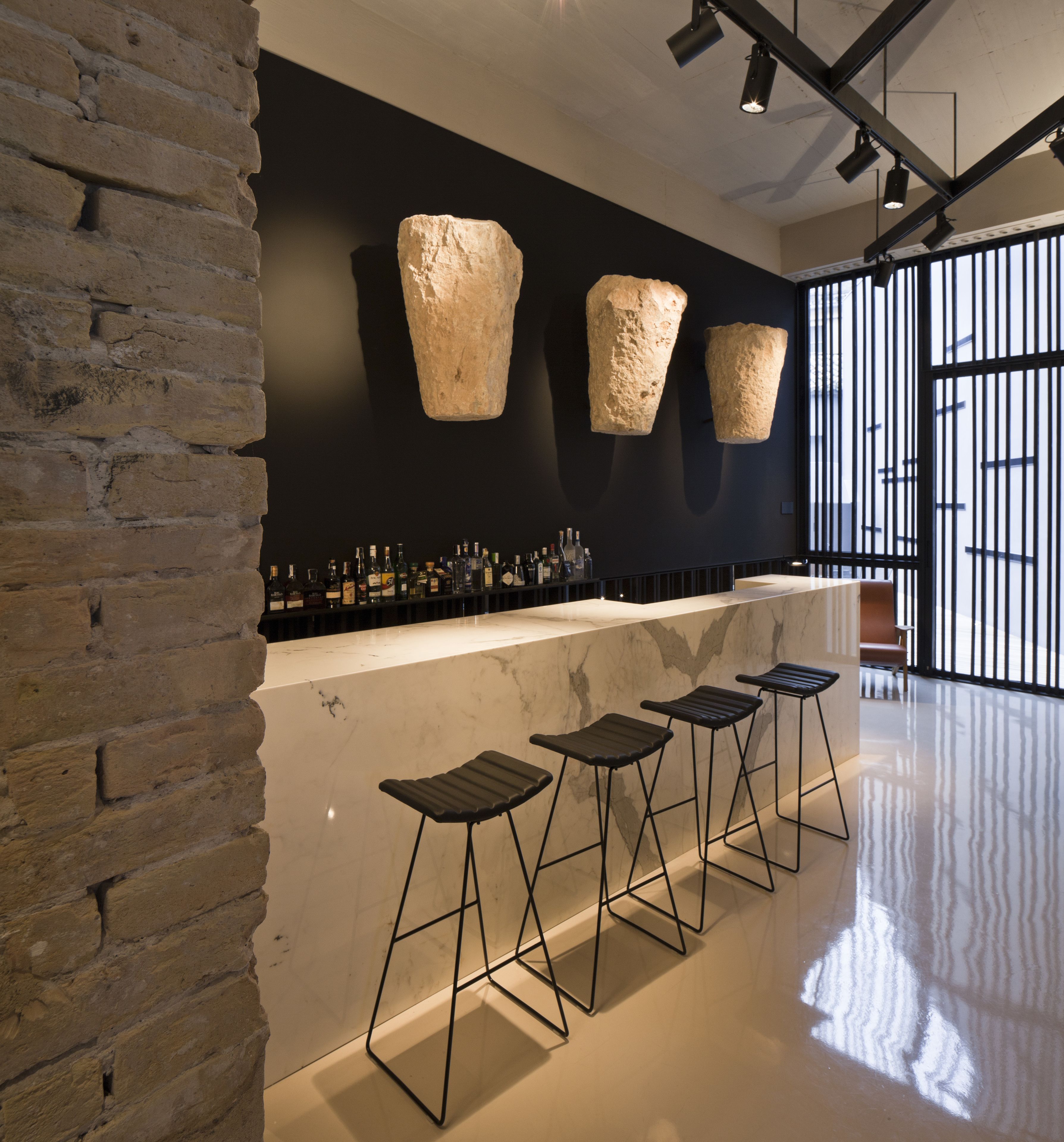 lobby lounge, al fresco dining, open daily