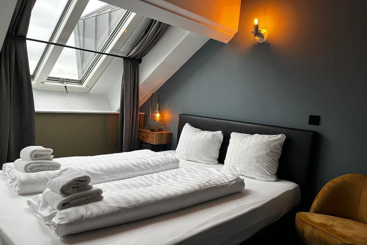 Habitación estándar doble | Escritorio, tabla de planchar con plancha, wifi gratis