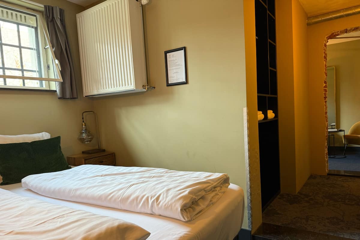 Habitación de lujo, 1 cama de matrimonio | Escritorio, tabla de planchar con plancha, wifi gratis