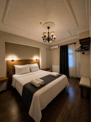 Chambre Confort double, balcon | Literie de qualité, fer et planche à repasser, accès au Wi-Fi (inclus)