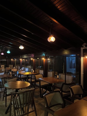 Breakfast, lunch, dinner served; alfresco dining - Hotel Bella (Selçuk)