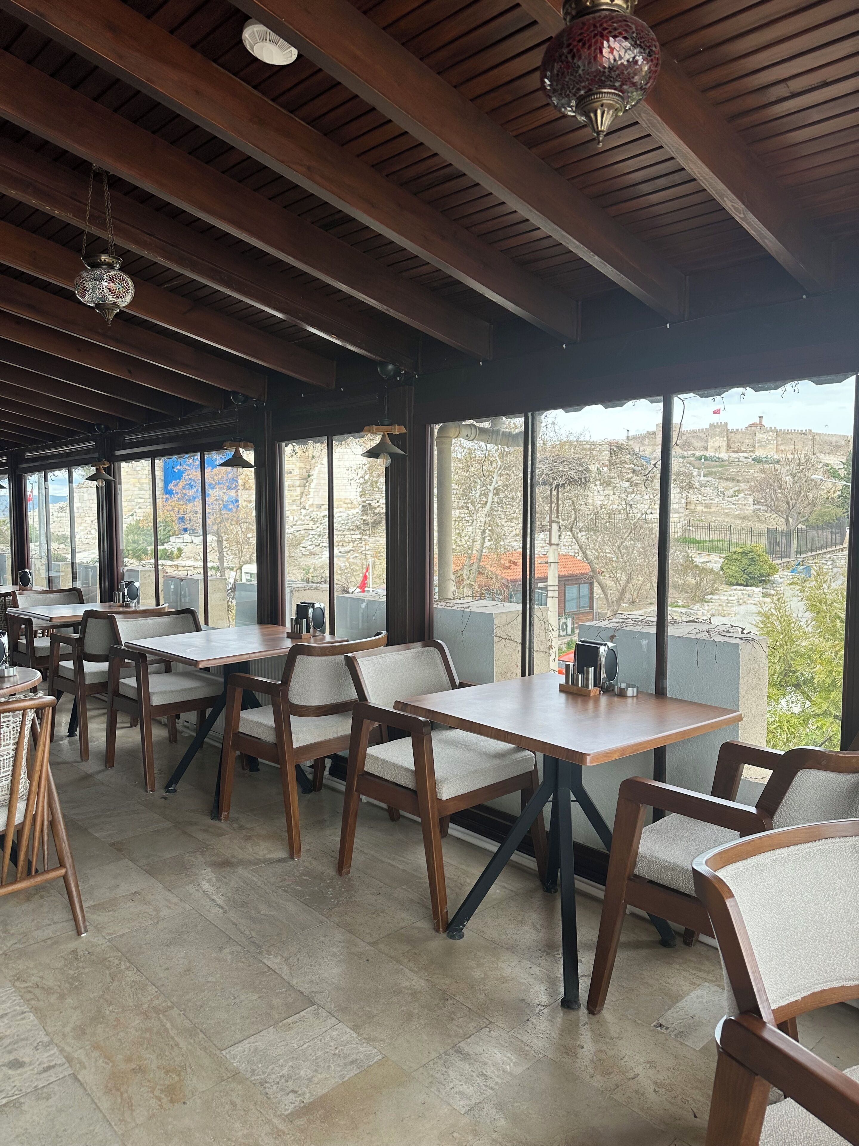 Se sirven desayunos, almuerzos y cenas (con mesas al aire libre) 