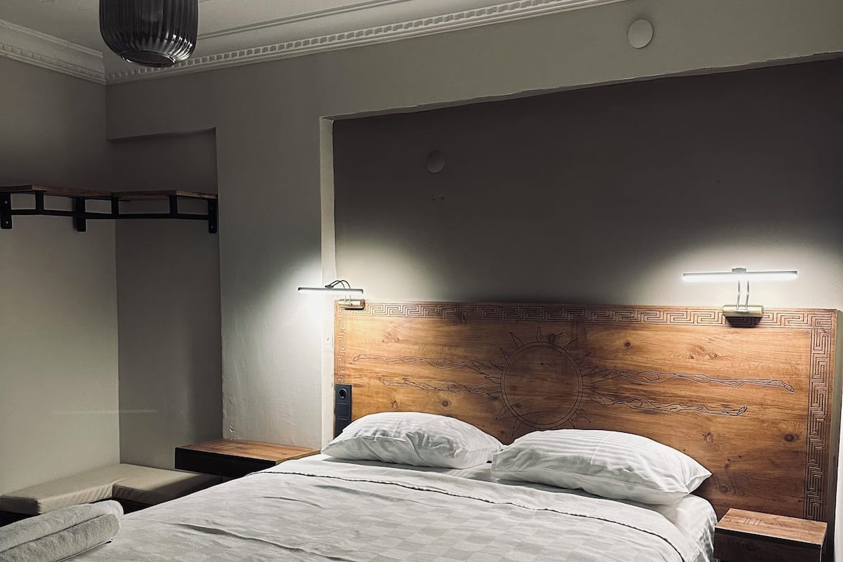 Phòng đôi hoặc 2 giường đơn tiện nghi đơn giản, ban công | Bộ đồ giường cao cấp, bàn ủi/dụng cụ ủi quần áo